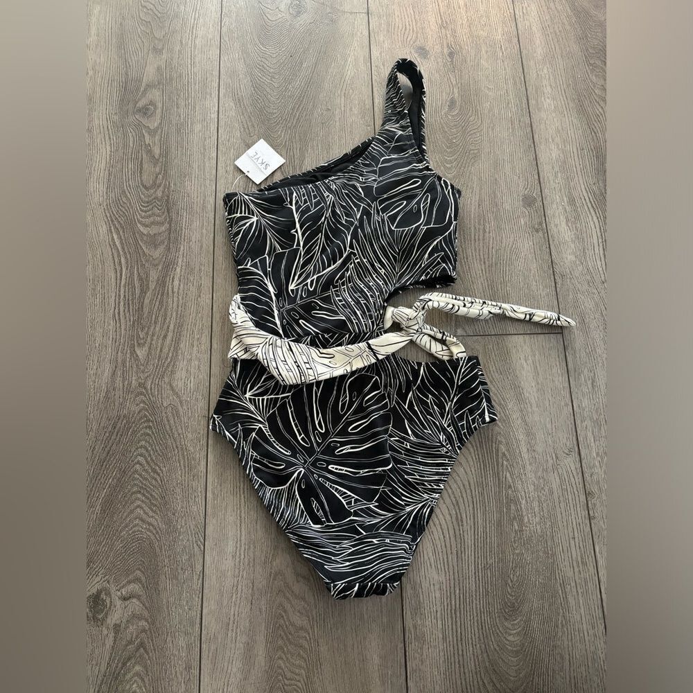 Skye woman’s one piece swim suit very beautiful